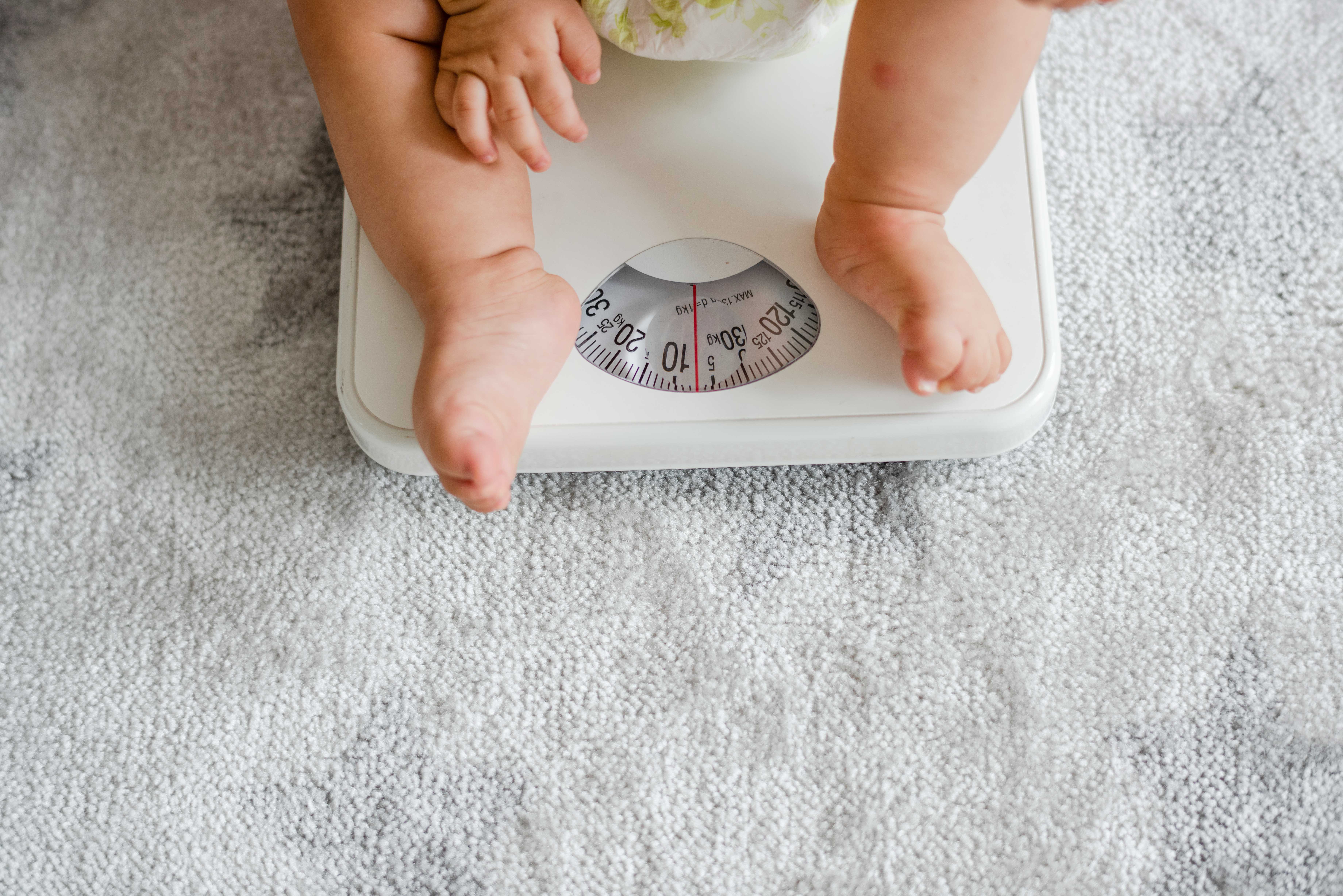Theo dõi cân nặng của trẻ để tránh các bệnh về sau